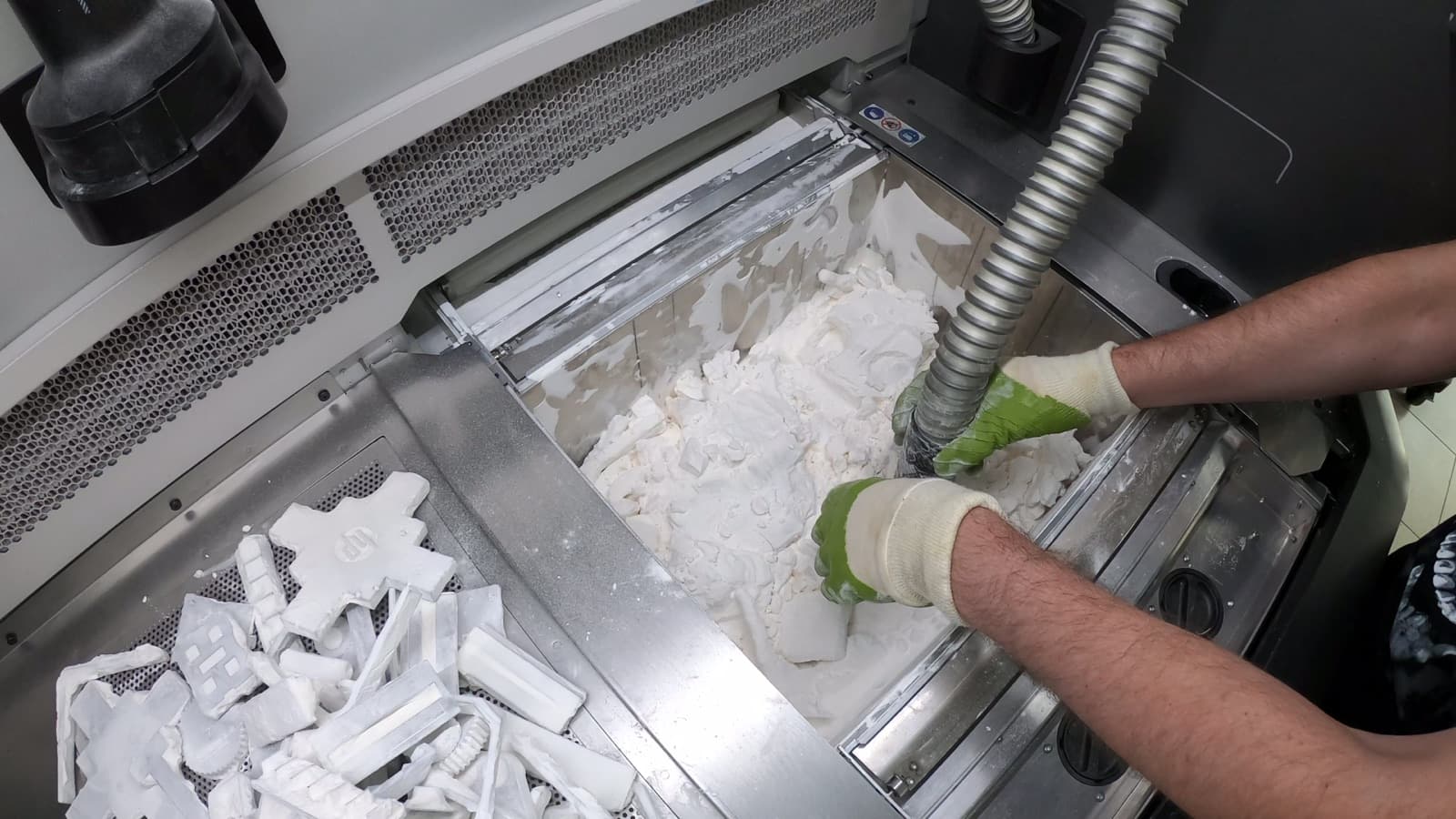 Powder removal after an MJF build